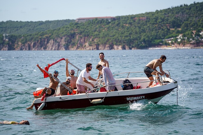 Büyükada'da sudan karaya son geçiş öncesi. Zafer bizim!